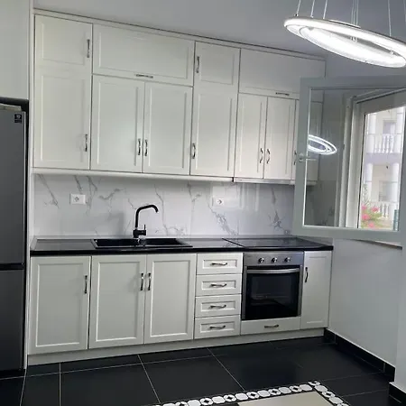 Near Beach, With Garden 格勒姆