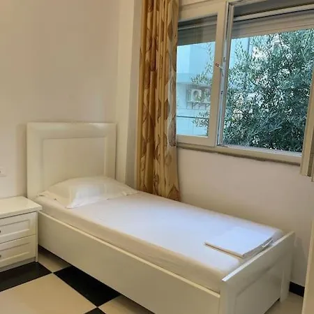 Near Beach, With Garden 度假居 *