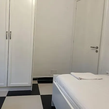 Near Beach, With Garden 度假居