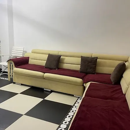 Near Beach, With Garden بيت للعطل