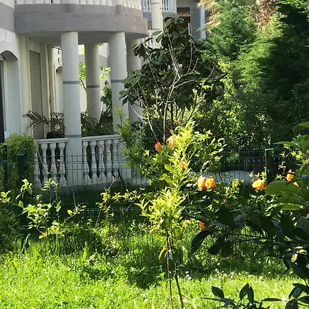 Near Beach, With Garden Сasa de vacaciones